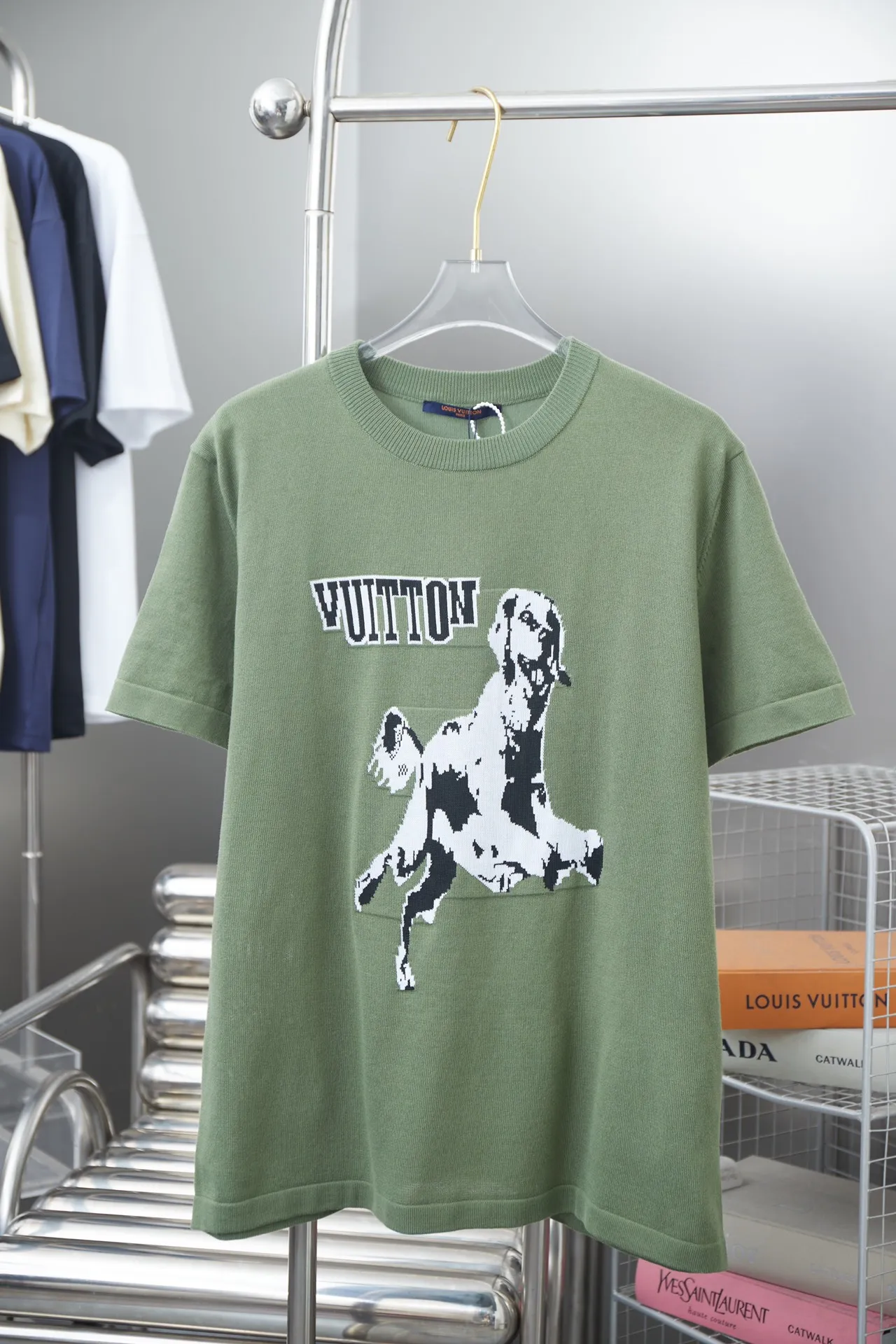 🅿️200 LV Louis 25ss new short-sleeved crew neck shirt is made of high-quality cotton, with contrasting intarsia depicting a smart hound pattern. The brand logo is decorated on the front and back, injecting new ideas into daily wear for dog lovers! Same style for men and women Size: S.M.L.XL